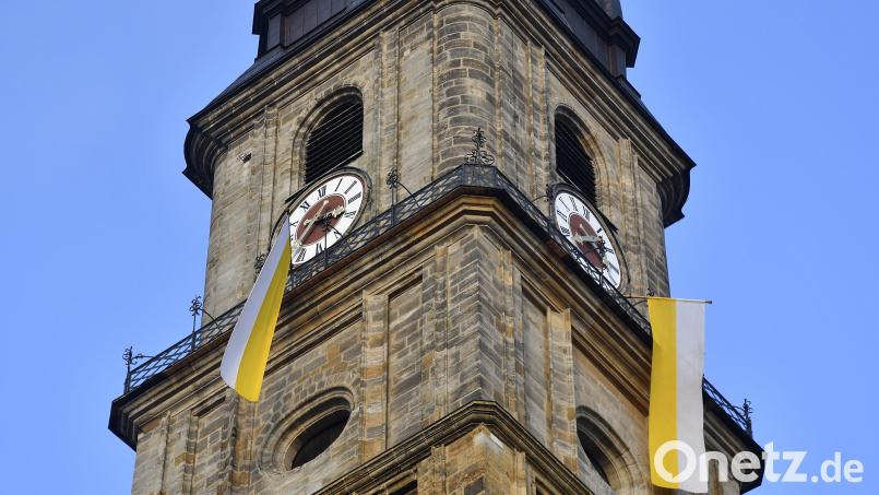 In Amberg hat man den Martinsturm schon lange nicht mehr so gesehen: Zur Feier des Patroziniums und der Wiederinbetriebnahme des Geläuts war er an vier Seiten mit gelb-weißen &quot;Zachäusfahnen&quot; geschmückt. Bild: Petra Hartl