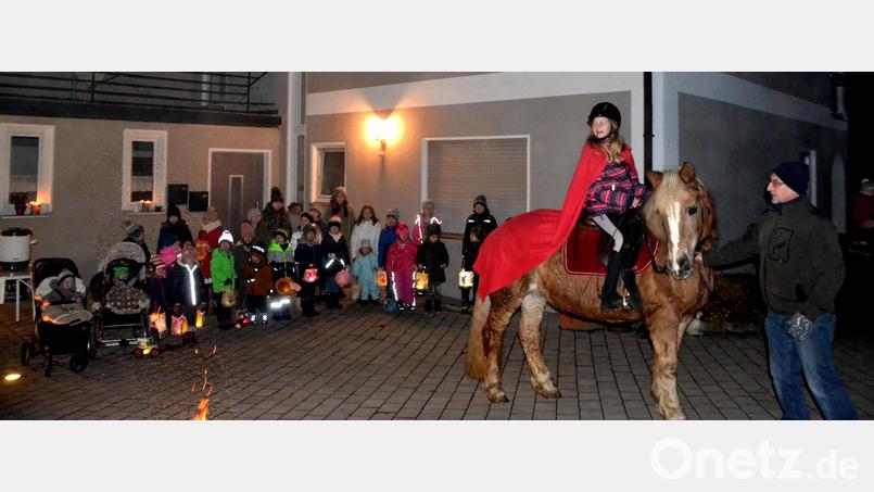 Kinder freuten sich mit ihren Eltern beim Martinszug dabei zu sein und trugen stolz ihre Laterne. Angeführt wurde der Zug von Sankt Martin auf dem Pferd. Bild: gi