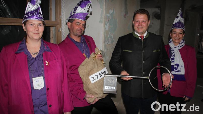Die Übergabe von Stadtschlüssel und Stadtsäckel mit (von links) Daniela Wiesner, Gaudiwurm-Vorsitzendem Michael Zintl, Bürgermeister Stefan Grillmeier und Ulrike Schmidt. Bild: kro