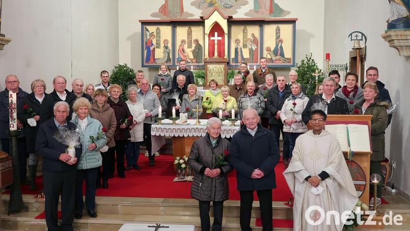 Die Jubelpaare zusammen mit Pfarrer Joseph (vorne rechts) am Altar der Pfarrkirche Maria Immaculata. Bild: bsc