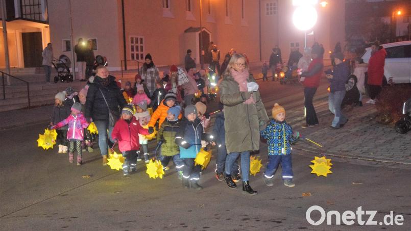 Martinszug des Kindergartens Maria Königin. Die Buben und Mädchen ziehen mit ihren Betreuerinnen singend durch die Straßen. Bild: fz