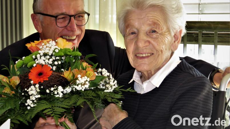 Bürgermeister Franz Stahl überreichte der Jubilarin Margarete Möstl Blumen und Geschenke aus dem Rathaus und machte der 100-jährigen Frau nette Komplimente zu ihrem guten Aussehen und ihrer immer noch geisitgen Frische. Bild: ubb
