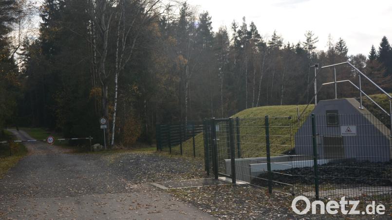 In diesem Bereich, hinter dem Pfaffenreuther Hochbehälter in Richtung Wald, soll ein Mobilfunkmast aufgestellt werden. Bild: jr