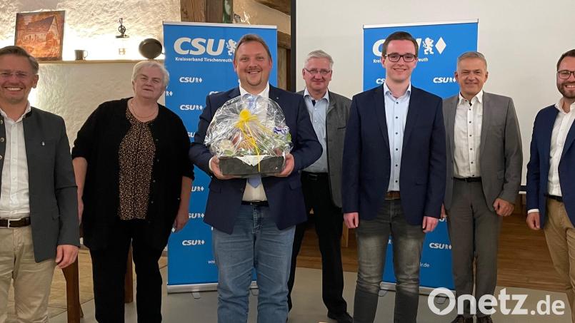 Kreisvorsitzender Tobias Reiß, seine Stellvertreter Angela Burger und Johannes Reger sowie Landrat Roland und Matthias Grundler sagten ein herzliches „Vergelt´s Gott“ an den scheidenden Kreisgeschäftsführer Mario Rabenbauer (mit Präsent) sowie seinen Nachfolger Adrian Käß. Bild: mez