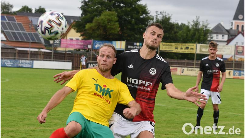 Landesliga-Schlusslicht SV Mitterteich hat am Samstag den Tabellenvorletzten ASV Vach zu Gast. Mauricio Göhlert (rechts, Szene aus dem Verbandspokal-Spiel gegen Don Bosco Bamberg), der Ende Juli einen Kreuzbandriss erlitten hat, will überraschend wieder ins Geschehen eingreifen. Archivbild: gb