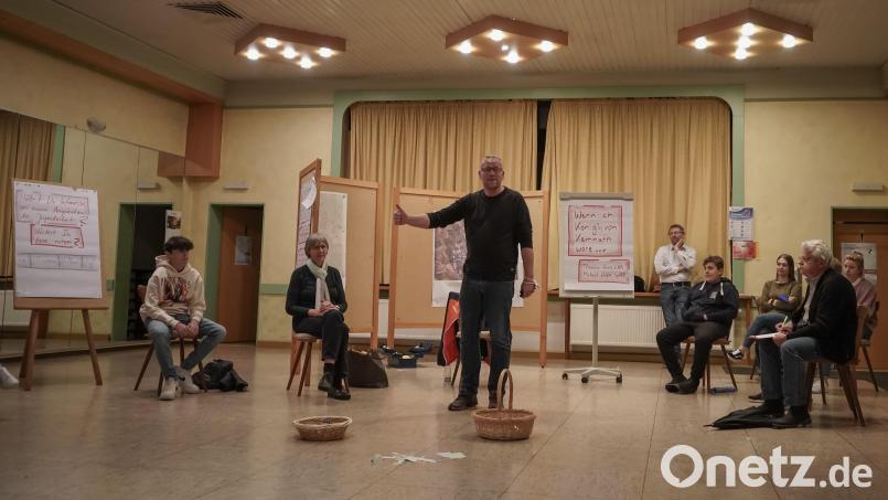 Theresia Kunz und Michael Wilfert (von links) leiteten den Workshop Zukunftswerkstatt im Sportheim. Bild: jzk