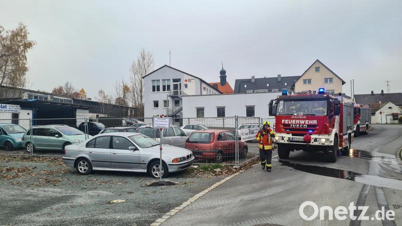 Am Freitagvormittag wurde ein brennender Verkaufscontainer in der Rotkreuzstraße in Kemnath gemeldet. Schnell hatten die Einsatzkräfte die Lage unter Kontrolle. Bild: rw