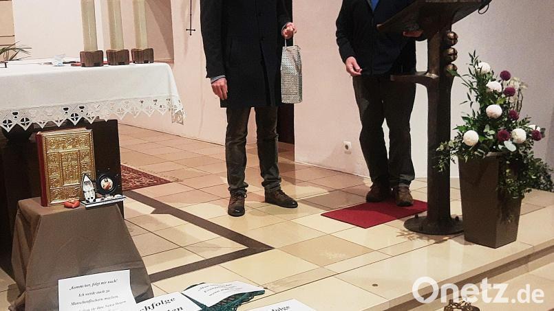 Einen kurzen, sehr intensiven Vortrag hielt Pastoralreferent Maximilian Pravida (links) auf Einladung der KAB nach der Abendmesse in der Kirche. Vorsitzender Ludwig König dankte herzlich. Bild: ld