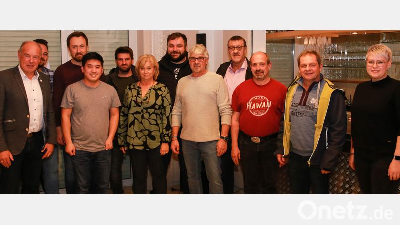 Die Kirwagemeinschaft Kümmersbruck wählt einen neuen Vorstand, dem Bürgermeister Roland Strehl (links) gratuliert. Bild: egl