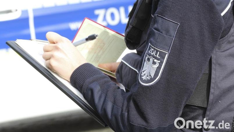 Ein Zollbeamter bei einer Kontrolle. Andreas Scholz/Bildungs- und Wissenschaftszentrum der Bundesfinanzverwaltung Symbolbild: Andreas Scholz/Bildungs- und Wissenschaftszentrum der BundesfinanzverwaltungBildungs- und Wissenschaftszentrum der Bundesfinanzverwaltung