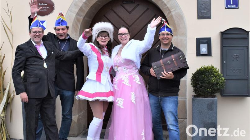 Der Faschingsverein Hütten-Grafenwöhr wollte das Rathaus stürmen, doch die Schatzkiste blieb leer. Bild: rgr