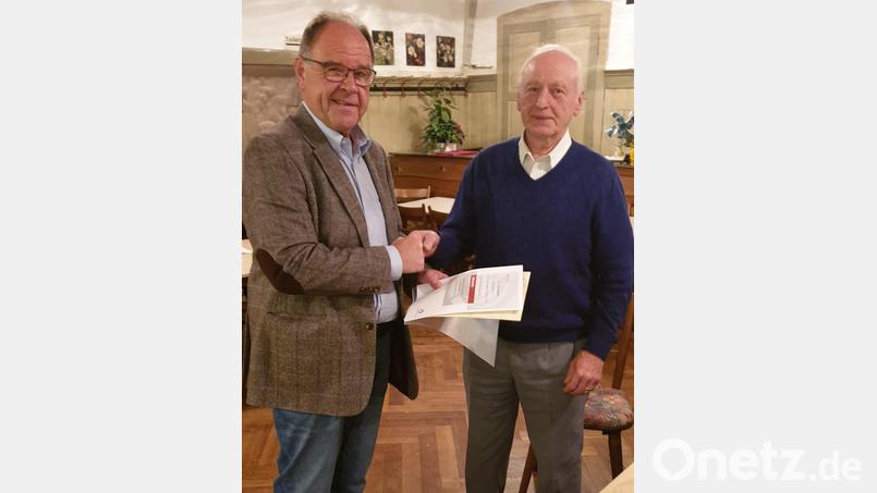 Vorsitzender Siegfried Schiedlofsky dankte Georg Melzner (rechts) mit Urkunden für 50 Jahre Treue. Bild: hrk