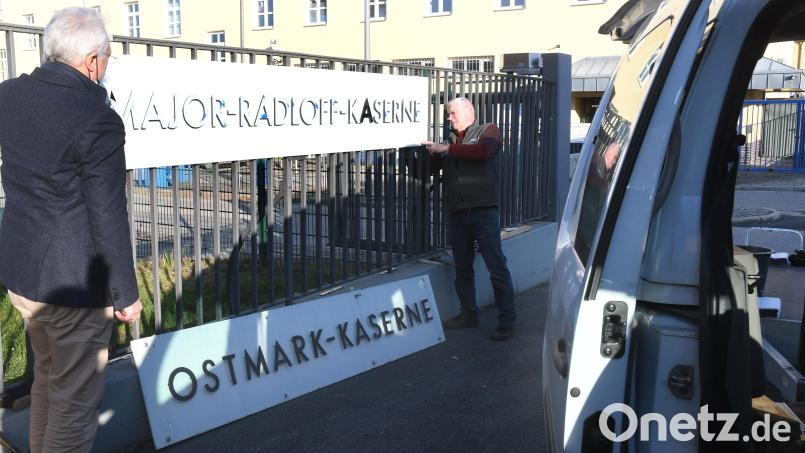 Aus der &quot;Ostmark-Kaserne&quot; soll die &quot;Major-Radloff-Kaserne&quot; werden. Hierfür hab es für das neue Schild schon eine Generalprobe. Bild: Gabi Schönberger