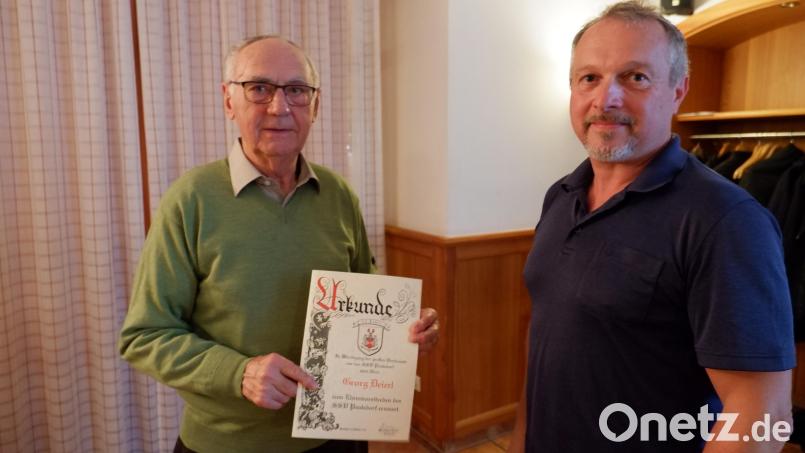 Der SSV ernennt Georg Deierl zu seinem Ehrenvorsitzenden, Vorsitzender Hans-Jürgen Hammer (rechts) überreicht die Urkunde. Bild: tbe