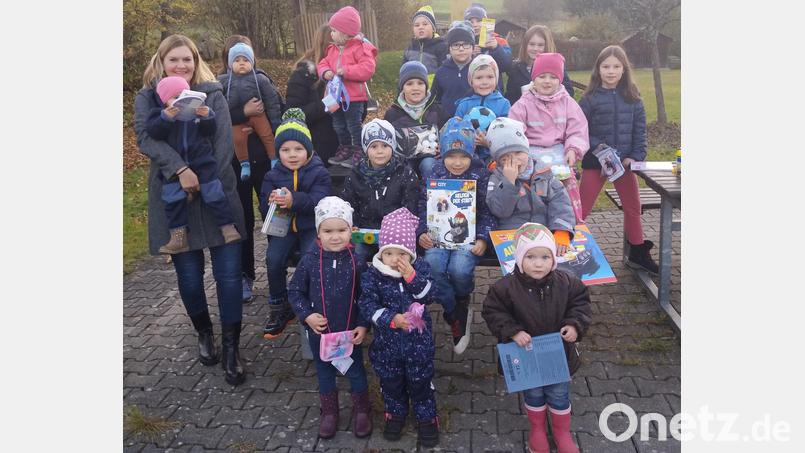 Die Kinder der Gruppe &quot;Wiesenwichtel&quot; konkurrierten um die schwerste Karotte. Bild: Maria Hoch/exb