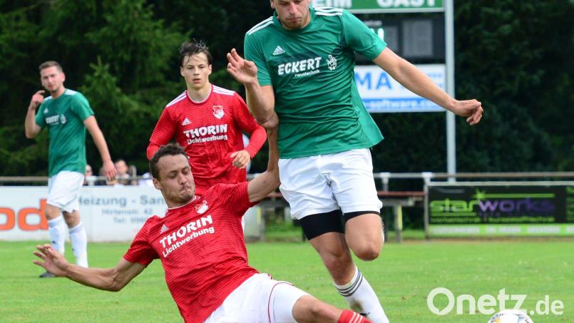Rassiger Zweikampf zwischen dem Pfreimder Senbastian Sebald (links) und Matthias Schreyer vom FC Wernberg. Die Pfreimder siegten im Hinspiel mit 5:1. Am Sonntag steht das Rückspiel bei der SpVgg an. Bild: mr