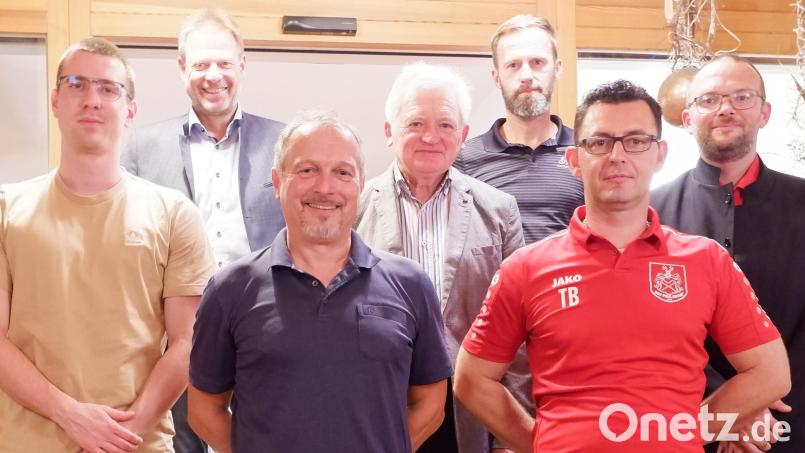 Der SSV Paulsdorf wählt einen neuen Vorstand (von links): Michael Grosser (Zweiter Kassier), Alwin Märkl (Bürgermeister), Hans-Jürgen Hammer (Vorsitzender), Johann Bamler (Kassier), Matthias Deierl (Schriftführer), Tobias Becht (Zweiter Vorsitzender) und Sven Ertel (Dritter Vorsitzender). Bild: tbe