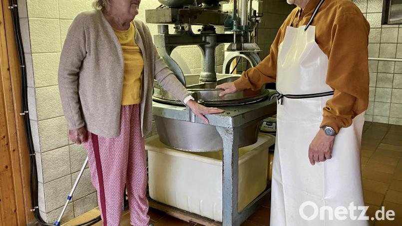 Für unser Foto zieht Josef Lang noch einmal die weiße Plastikschürze an, die er jahrzehntelang umgebunden hatte, wenn er an der Hobelmaschine ungezählte Krautköpfe geschnitten hat. „Mei, wieviele Köpfe haben wir wohl geschnitten“, sagt er zu seiner Frau Paula. Bild: Eichl