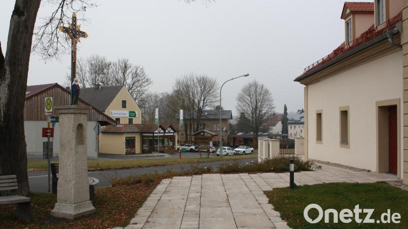 Das wieder beim Heindlhof aufgestellte Wegkreuz wendet sich nicht der Hauptstraße,, sondern dem Meierhof-Hauptgebäude zu, und so soll es auch bleiben: Ursprünglich hatte Peter Heindl es als Segensbitte für das Haus gestiftet, und daran soll die Positionierung auch künftig erinnern. Bild: bjp