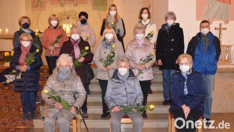 Der katholische Frauenbund St. Johannes ehrt langjährige Mitglieder. Bild: Kunz