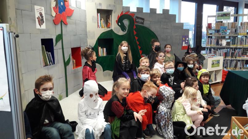 Die Kinder durften verkleidet in die Bücherei kommen. Hier hörten sie Geschichten und durften basteln. Bild: Manuela Irlbacher/exb