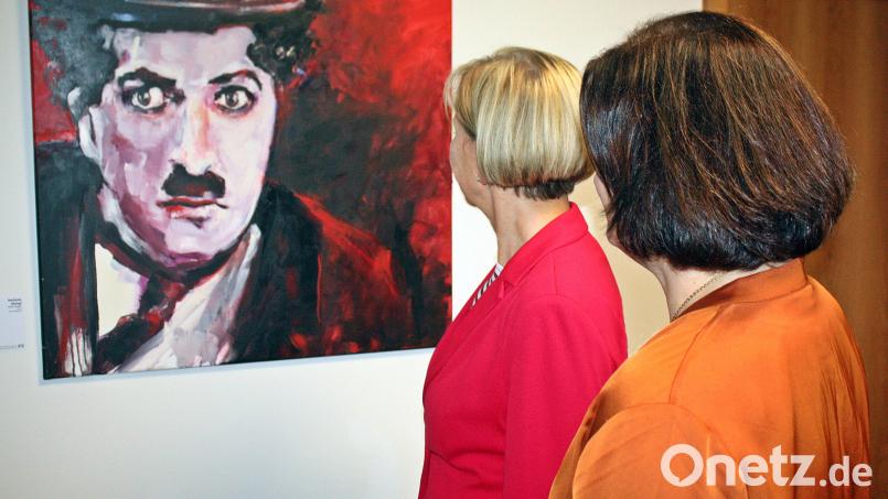 Künstlerin Stefanie Stangl malte den unvergessenen Charlie Chaplin. Bild: R. Kreuzer