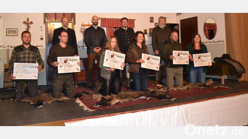 Sechs Jäger und Jägerinnen erhielten in der Mühlschleif den Jägerschlag durch Eduard Forster, Sascha Freymann, Christian Ertl und Hans-Peter Klünner (Zweite Reihe von links) und wurden dadurch offiziell in den Kreis der Jäger aufgenommen. Bild: gi