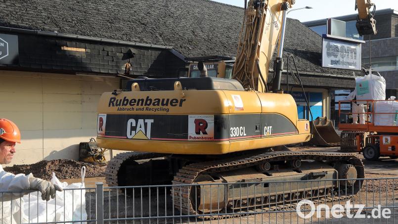 Die Vorbereitungen für den Abriss des Toom-Getränkemarkts an der Regensburger Straße laufen. Bild: Wolfgang Steinbacher