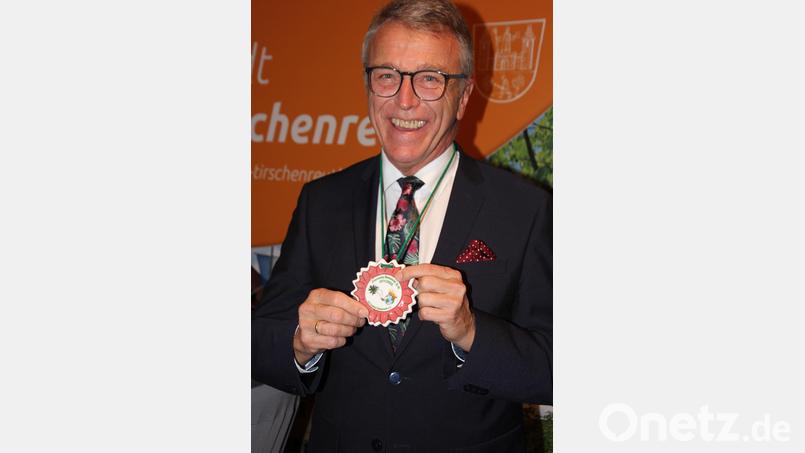 Voller Stolz präsentierte Bürgermeister Franz Stahl den neuen Sessionsorden (Corona 2.0&quot;, den er als Erster erhielt. Bild: kro