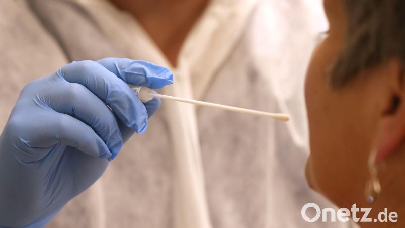 Ein Arzt nimmt mit einem Tupfer einen Abstrich für einen Coronatest. Bild: Karl-Josef Hildenbrand/dpa