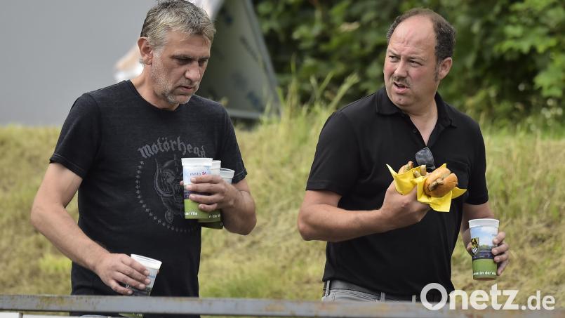 Der Ettmannsdorfer Trainer Mario Albert (rechts) hat sich im Hinspiel in Amberg die Bratwurst verdient. Archivbild: Ziegler