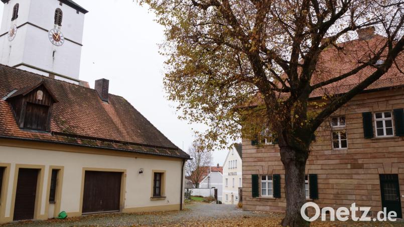 In die Städtebauförderung soll nicht nur das Rathaus, sondern auch das Pfarrhaus, der Pfarrhof und der Pfarrgarten mit einbezogen werden. Bild: bkr