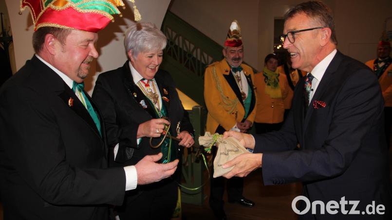 Gut gelaunt übergab Bürgermeister Franz Stahl (rechts) Stadtschlüssel und Geldsäckel an Iris Fennerl (Zweite von links) und Klaus Behnke (links). Bild: kro