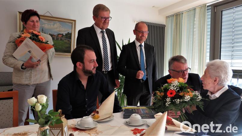 Zum 100. Geburtstag von Margarete Möstl (rechts) gratulierten unter anderem die Seniorenheimleiterin Nicole Rischer-Bäumler, Enkel Andreas Schuller, Schwiegersohn Norbert Schuller, Stellvertretender Landrat Dr. Alfred Scheidler und Bürgermeister Franz Stahl (von links). Bild: ubb