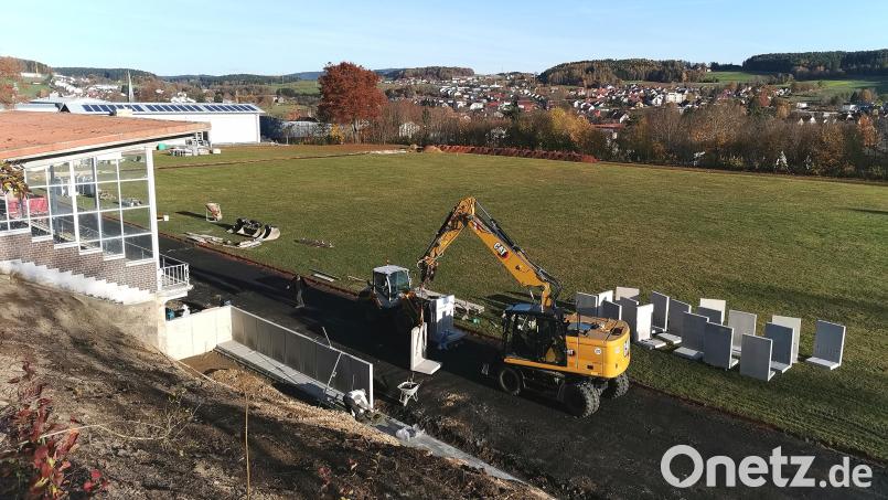 Die Arbeiten im Jahnstadion Oberviechtach laufen seit Oktober. Die Tribüne am Hang erhält einen behindertengerechten Zugang zur Jahnstraße. Bild: Portner