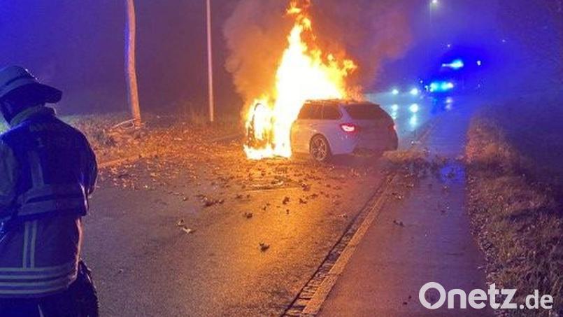 Nach einem Unfall ist in Amberg am Donnerstag ein Auto in Flammen aufgegangen. Bild: Polizeiinspektion Amberg