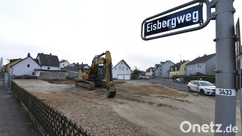 Das Grundstück an der Ecke Eisbergweg/Velhornstraße ist abgeräumt. Hier sollen ein Gebäude mit 16 Wohnungen und einer Tiefgarage mit 24 Plätzen entstehen. Bild: Petra Hartl