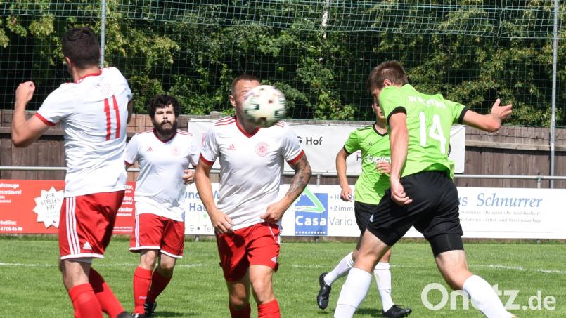 Der SV Mitterteich II will am Sonntag Spitzenreiter TSV Konnersreuth ein Bein stellen. Das Bild zeigt eine Szene aus der Partie der Mitterteicher (grüne Trikots) gegen die SpVgg Wiesau (3:3). Archivbild: gb