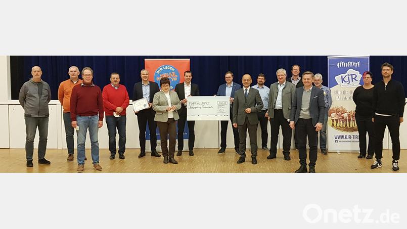 Der Kreisjugendring hat den 2. Platz des Jugendarbeitspreises „Wir legen geWAHLtig los“ gewonnen. Bei der Preisverleihung waren auch einige Vertreter des Kreistags anwesend. Bild: Philipp Reich/Jugendmedienzentrum T1/exb