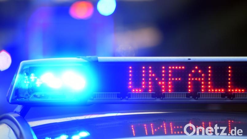 Am Freitagabend wurde in Burglengenfeld ein Mann von einem Auto erfasst. Der 50-Jährige verstarb noch an der Unfallstelle. Symbolbild: Stefan Puchner/dpa