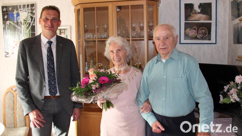 Das Tanzbein kann Edeltraud Huber aus gesundheitlichen Gründen nicht mehr gemeinsam mit Ehemann Herbert schwingen. Sie bewältigt aber noch jeden Tag die Treppenstufen bis zum dritten Stock der gemeinsamen Wohnung. Und das mit 90 Jahren. Bürgermeister Ernst Schicketanz gratulierte mit einem Blumenstrauß im Namen der Gemeinde. Bild: prh