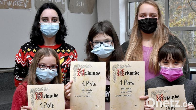 Kerstin Übelacker und Filine Steger überreichen die Urkunden an die Siegerinnen in der Kategorie &quot;Rechtschreibfehler&quot;: Lisa Lehnerer, Tabea Pirner, Annalena Deichler (nicht im Bild), Amy Herrera Vega (von links). Bild: Stephan Huber