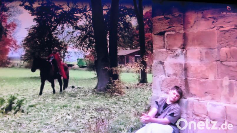 Szene aus dem selbst gedrehten Video „Füreinander – Miteinander“: Martin entdeckt den frierenden Bettler und beschließt, ihm die Hälfte seines Mantels zu schenken. Bild: jzk