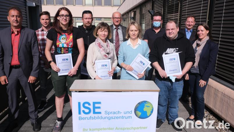 Mit sehr guten Ergebnisse schnitten die Teilnehmerinnen und Teilnehmer bei der IHK-Prüfung „Fachkraft für Lagerlogistik“ ab. Eine Eins schafften Rebecca Köhli und Tatyana Maas (vorne) sowie Gerhard Sonnleitner. Bild: usc