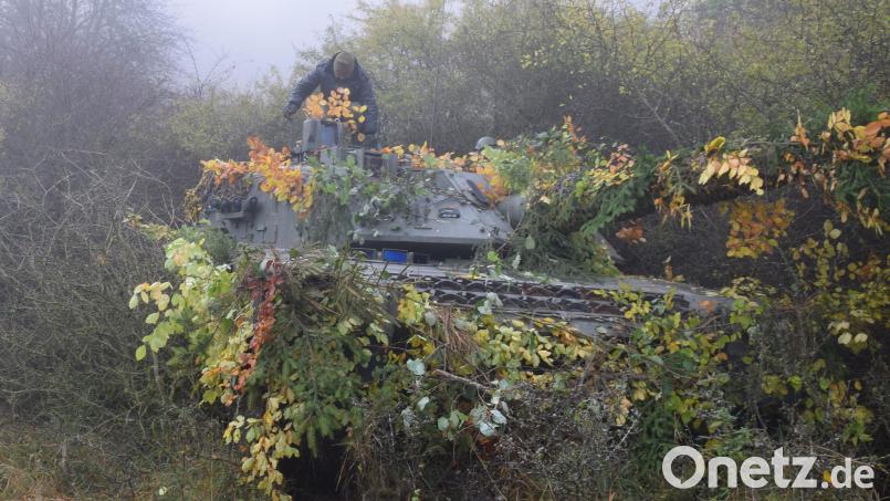 Ein Kampfpanzer der italienischen Armee vom Typ Ariet C1 MBT sichert gut getarnt im Gebüsch eine Straßensperre. Bild: bö