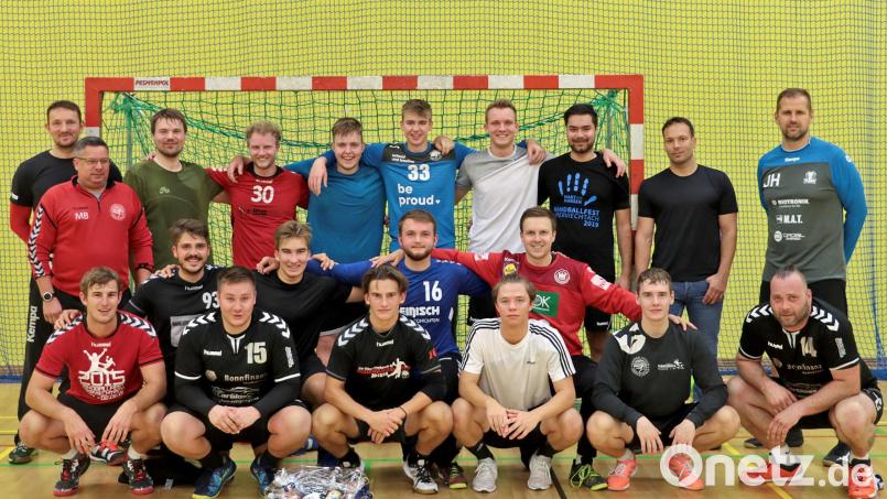 Abschlussfoto der Herren mit den beiden tschechischen Trainern und ehemaligen Bundesligaspielern Bild: gud