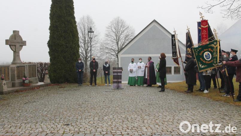 "Senkt die Fahnen", heißt es, bevor die Blaskapelle Waldkirch zur Totenehrung das Lied vom "Guten Kameraden" spielt. Bild: pi