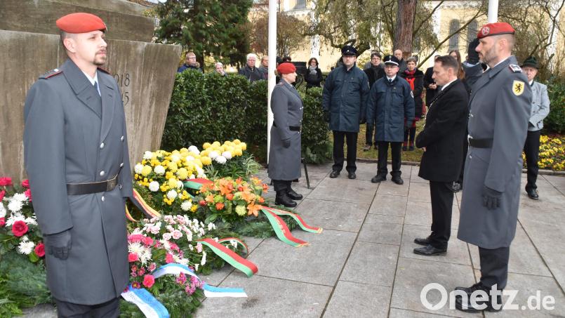 Kranzniederlegung durch OB Jens Meyer und Oberstleutnant Thorsten Wallschus zum Volkstrauertag in Weiden. Bild: hcz