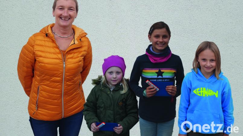 Maria Hofmann, die Spartenleiterin für den Nachwuchs der Blaskapelle Ammerthal, überreichte die Preise an (von rechts) Lilly Haupt, Sarah Drescher und Ann-Kathrin Ebi. Bild: mof