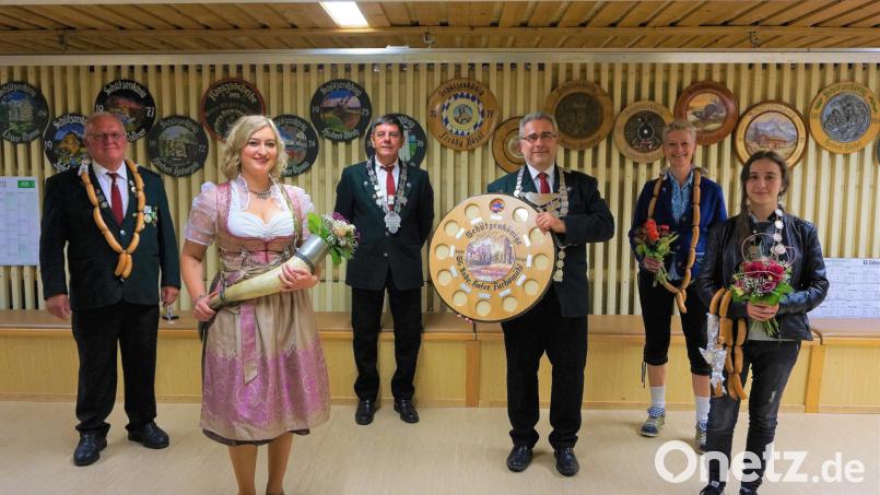 Im Bild (von rechts) die alten und neuen gekrönten Häupter: Carina Thoma, Kerstin Knegten, Günther Hößl und Reimund Brunner. Zu den jeweiligen Titeln gratulierten Schützenmeister Stefan Kraus und Schützenliesl Christina Hößl (von links). Bild: SG Andreas Hofer/ exb
